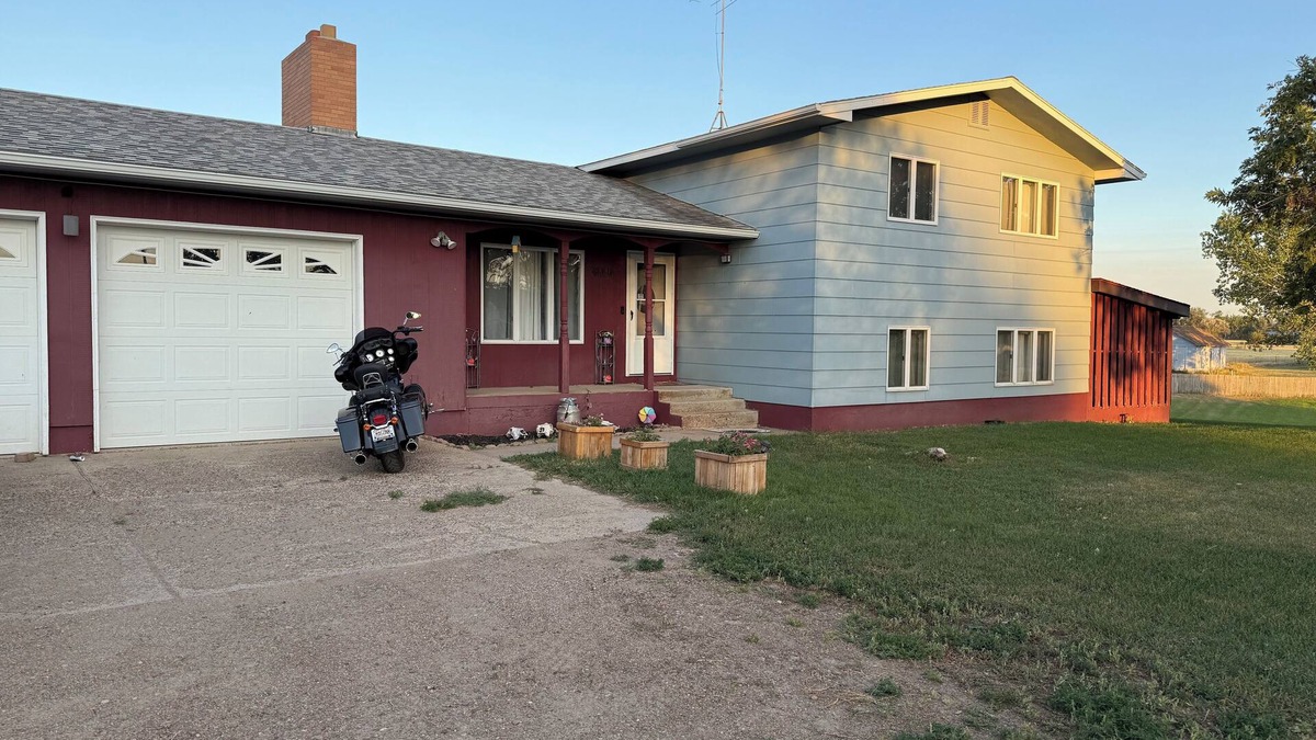 Wolf Point House | 3-bedroom house near stampede grounds, close to river 2 acres