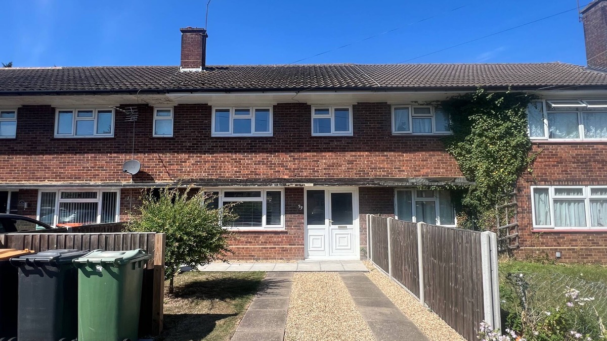 Dunstable House | 3 Bedroom House - Sleeps 5 & Free Parking