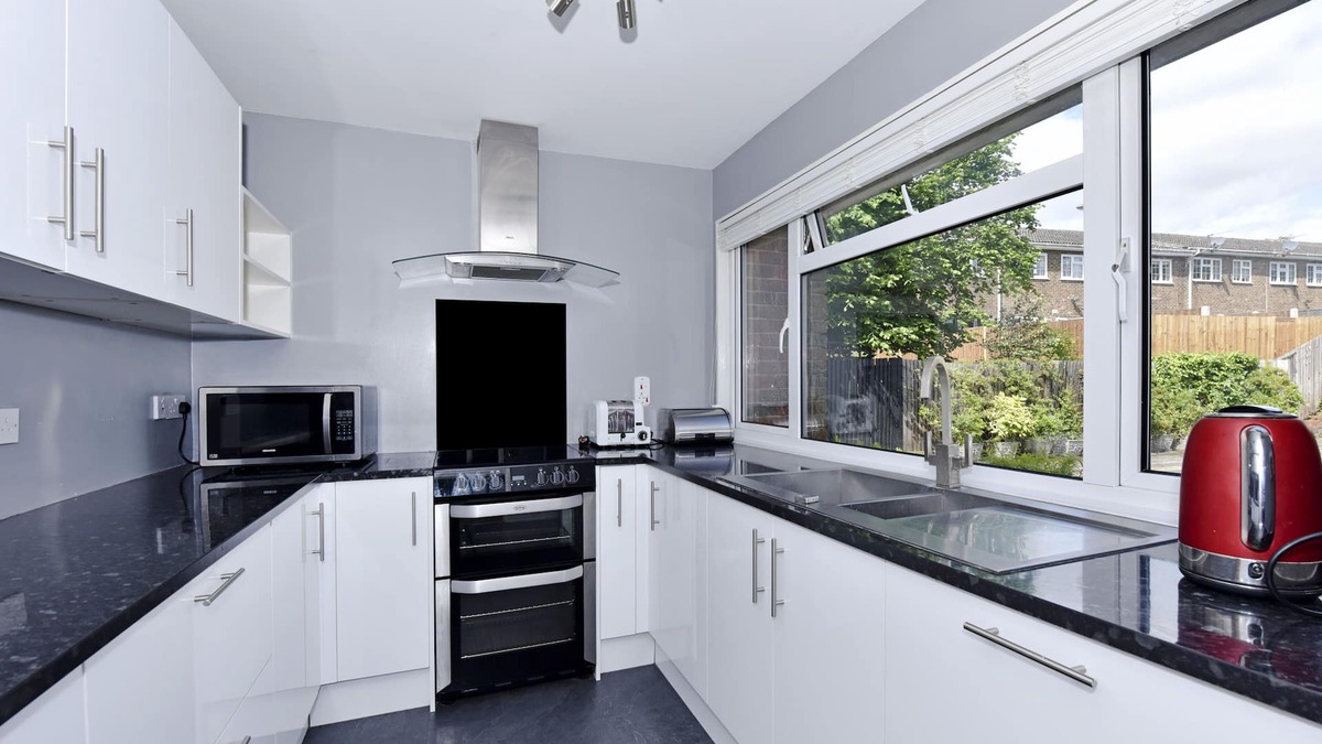 West Byfleet House | 3 bedroom house with walled garden 30 mins to London by rail