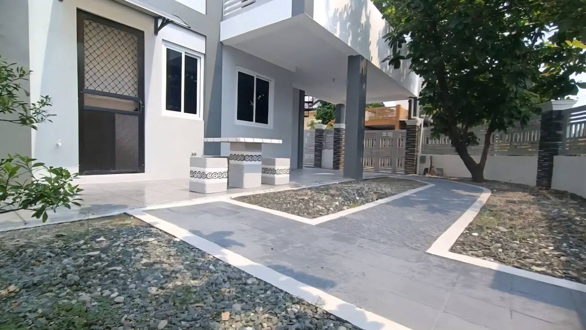 Imus House | 3-bedroom house with a garden, located in a safe, guarded village, with AC.
