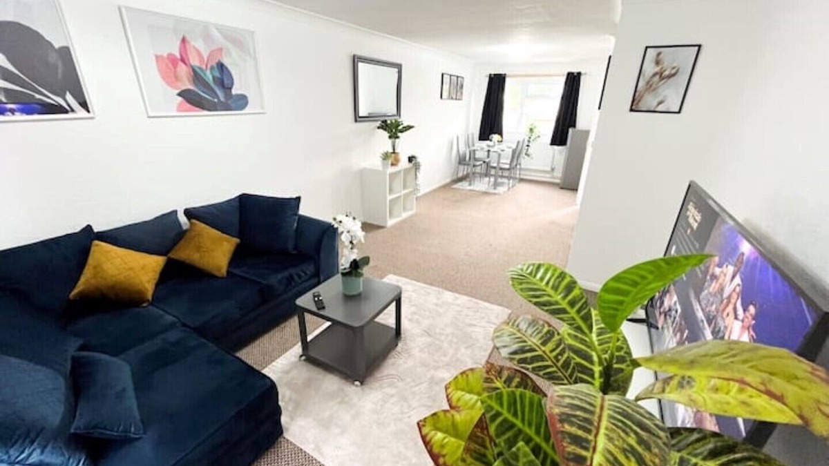 Chatham House | 3 Bedroom House With Free Parking