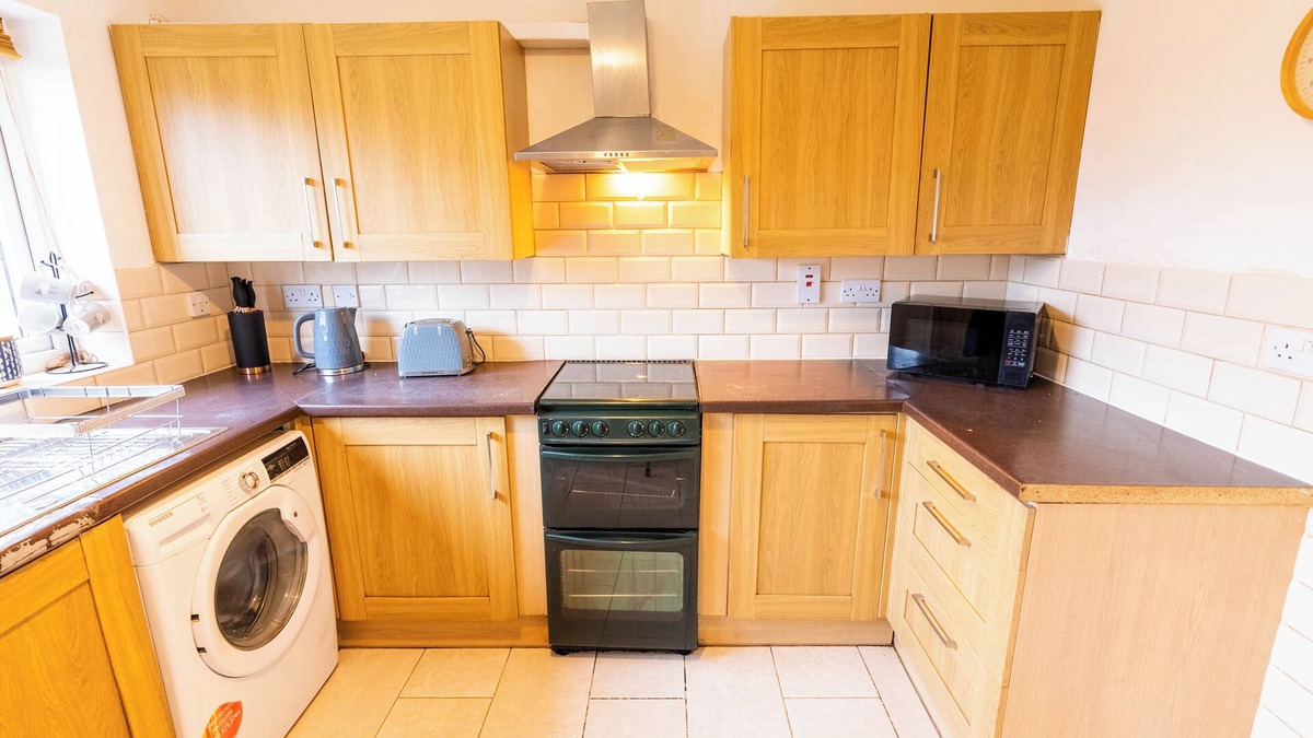 Aylesbury House | 3 Bedroom house with free Private parking, Aylesbury, Dalston cl