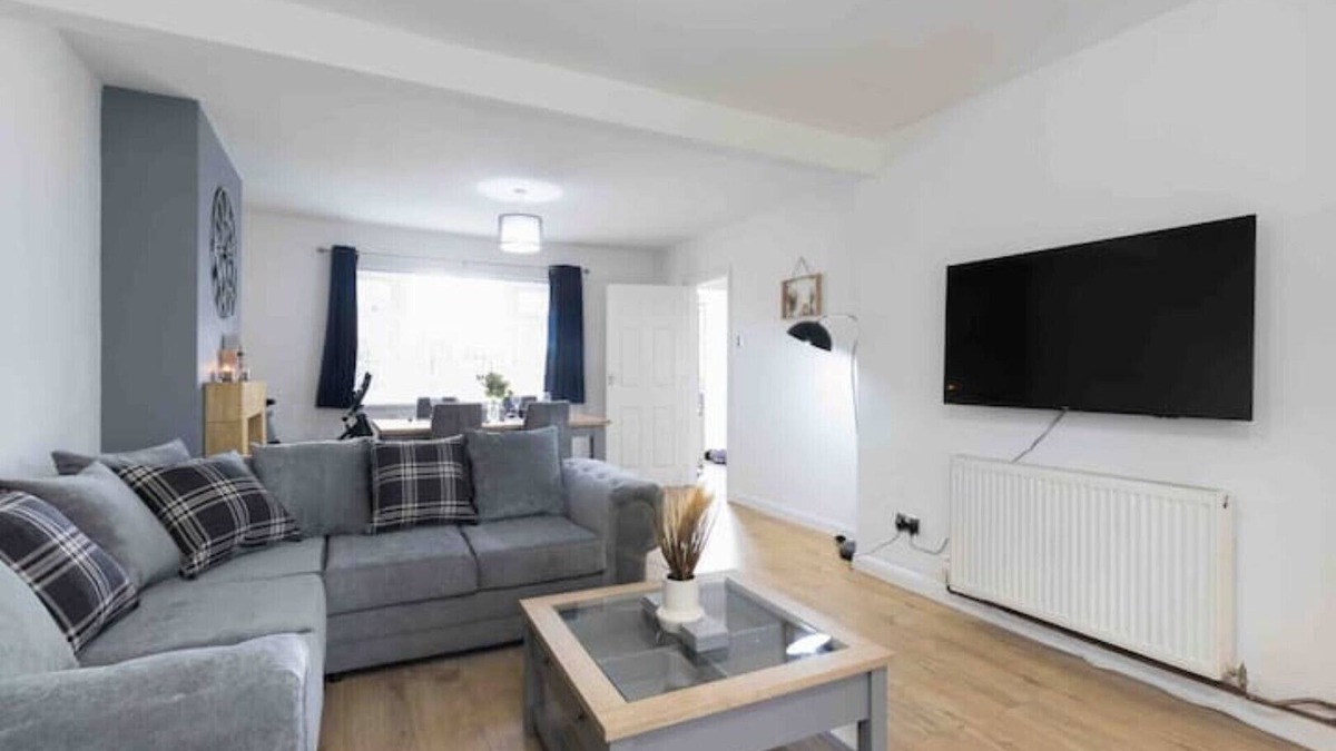 Holbrooks House | 3 Bedroom House with Private Driveway