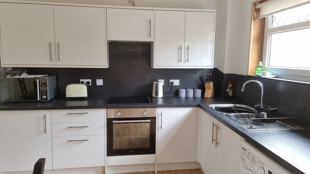 Hamilton House | 3 Bedroom house with 5 Single Beds and Private Driveway