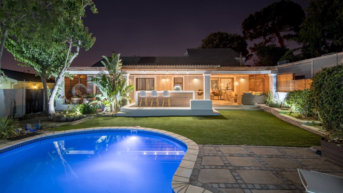 Constantia House | 3-Bedroom House with big Porch, Outdoor Kitchen, Heat Pump heated Swimming Pool