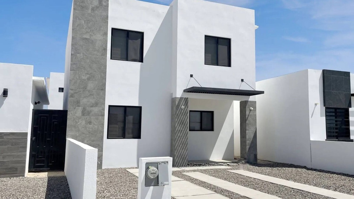 Centro House | 3 bedroom in a gated community 7 minutes to beach!
