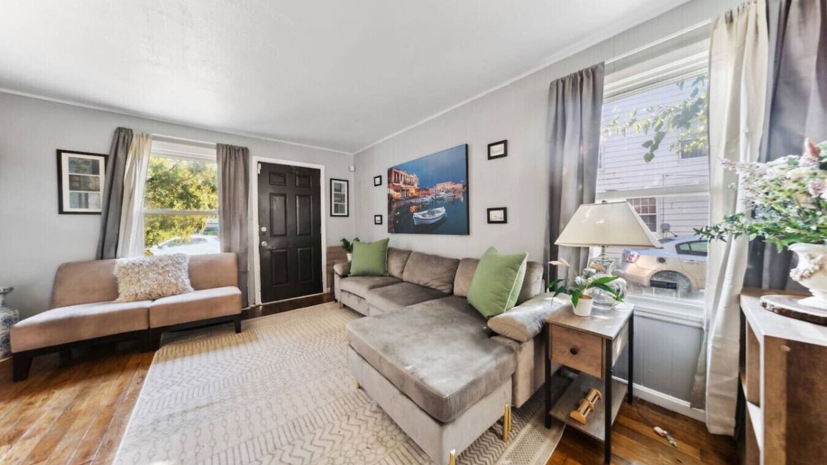 Euclid House | 3 bedroom in Euclid, close to cleveland