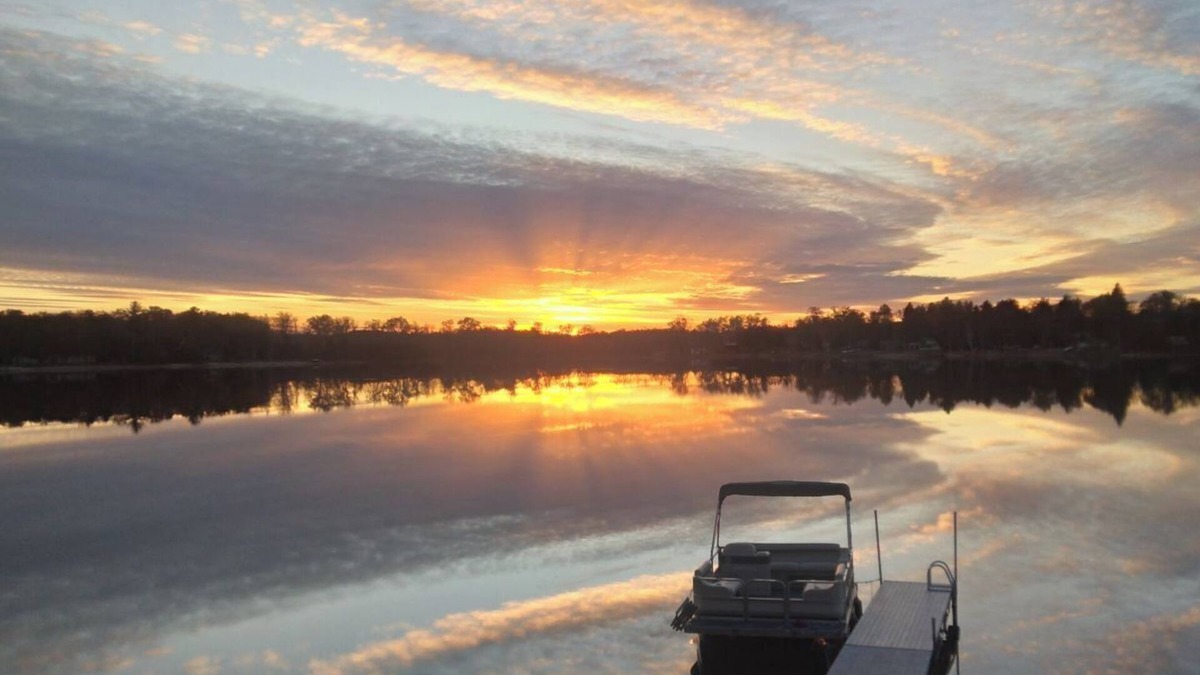 Athelstane House | 3 bedroom lake home located one hr from Lambeau field for the 2025 NFL Draft!