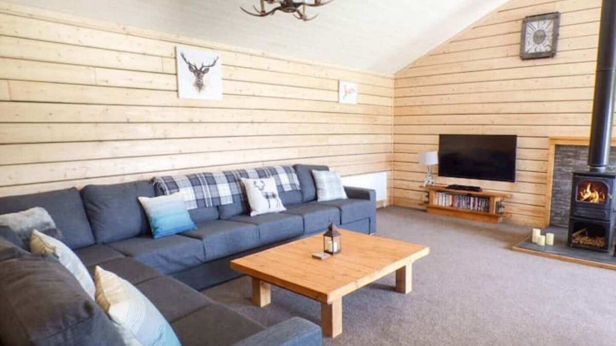 Llanbrynmair Cabin | 3 bedroom log cabin in Mid Wales with hot tub