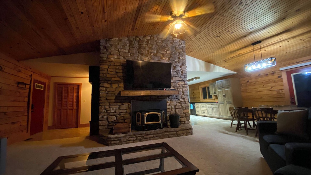 Vienna House | 3-Bedroom Log Home in Vienna
