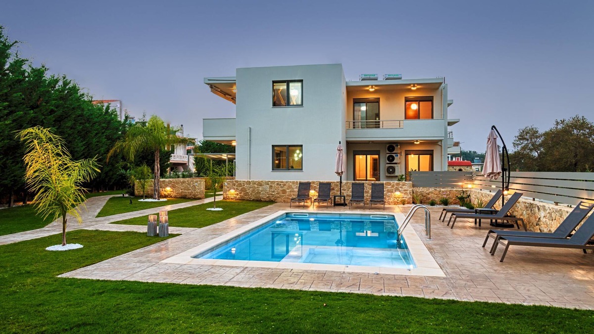 Perivolia House | 3-bedroom Luxury House with Private Pool by Delfus