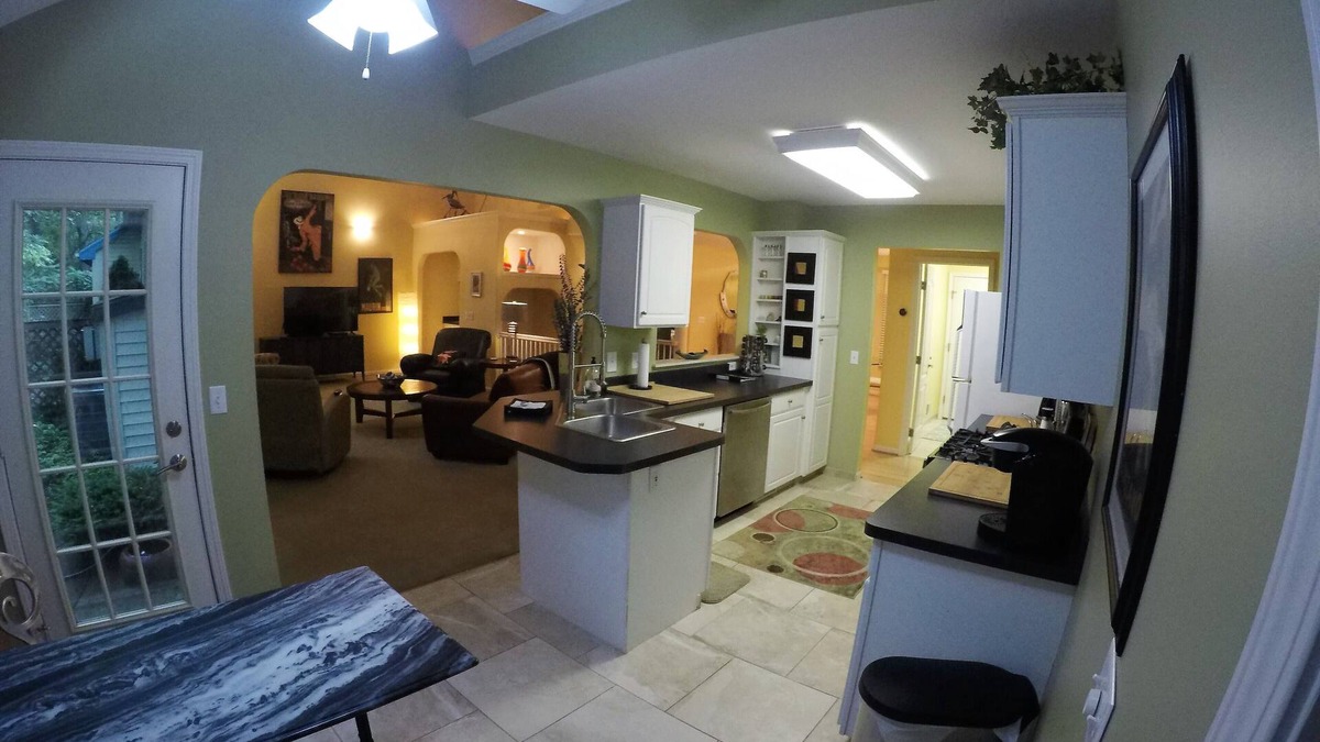 Toledo Condo | 3 Bedroom Luxury Villa with Hot Tub, Gourmet Kitchen on Private Drive/Garage