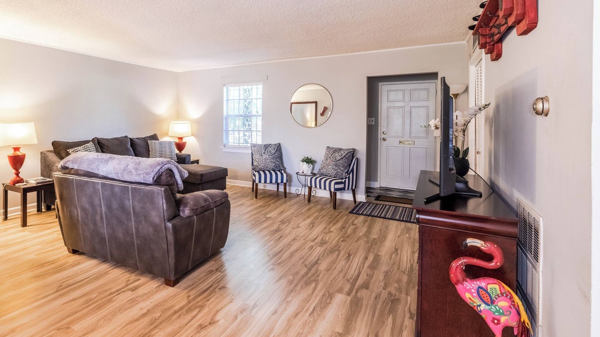 Forest Hills Apartment | 3-bedroom Masters Rental in Prime Location!