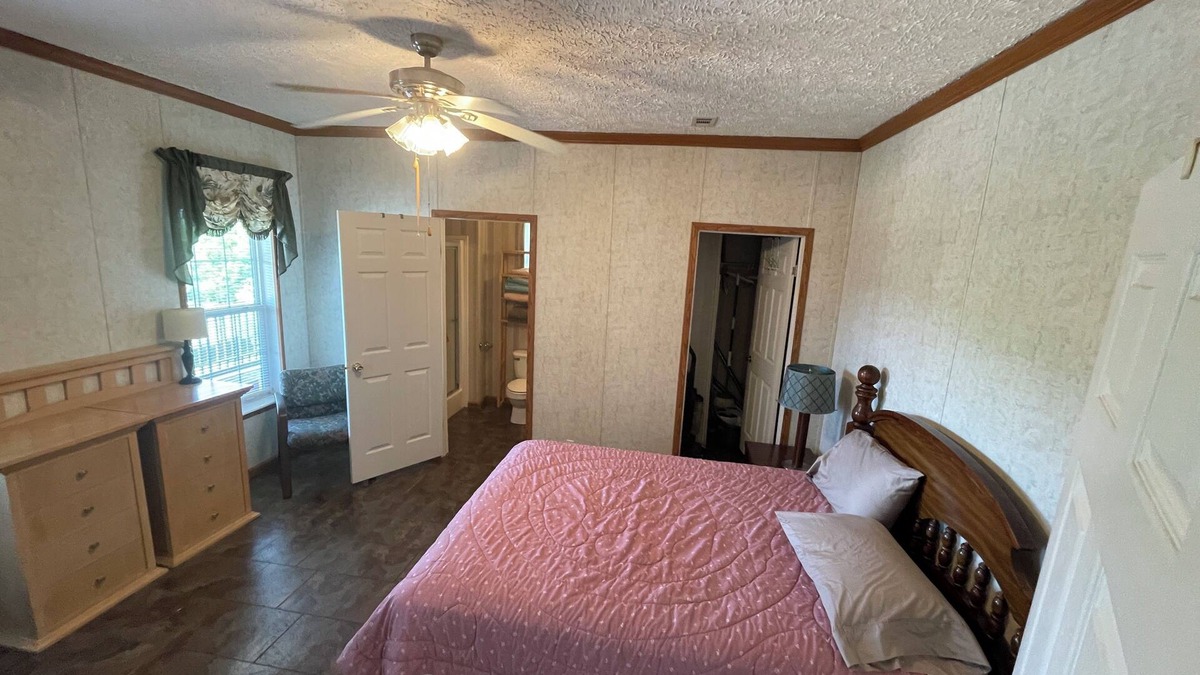 Pointe A La Hache House | 3-bedroom mobile home in delightful Delacroix with AC, WiFi
