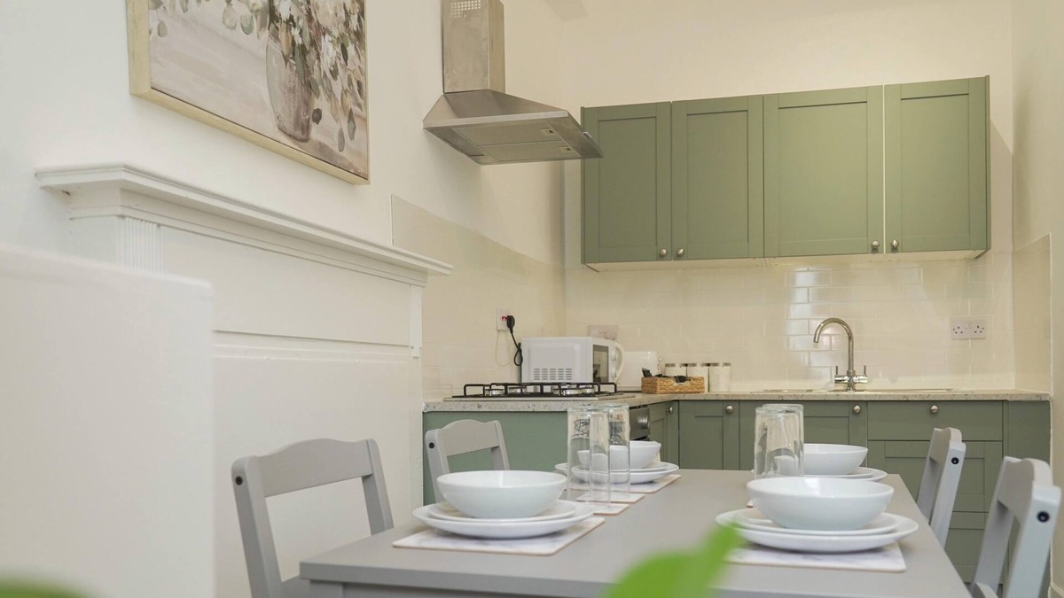 West End Apartment | 3-Bedroom Modern apartment in Edinburgh city centre with WiFi & TV