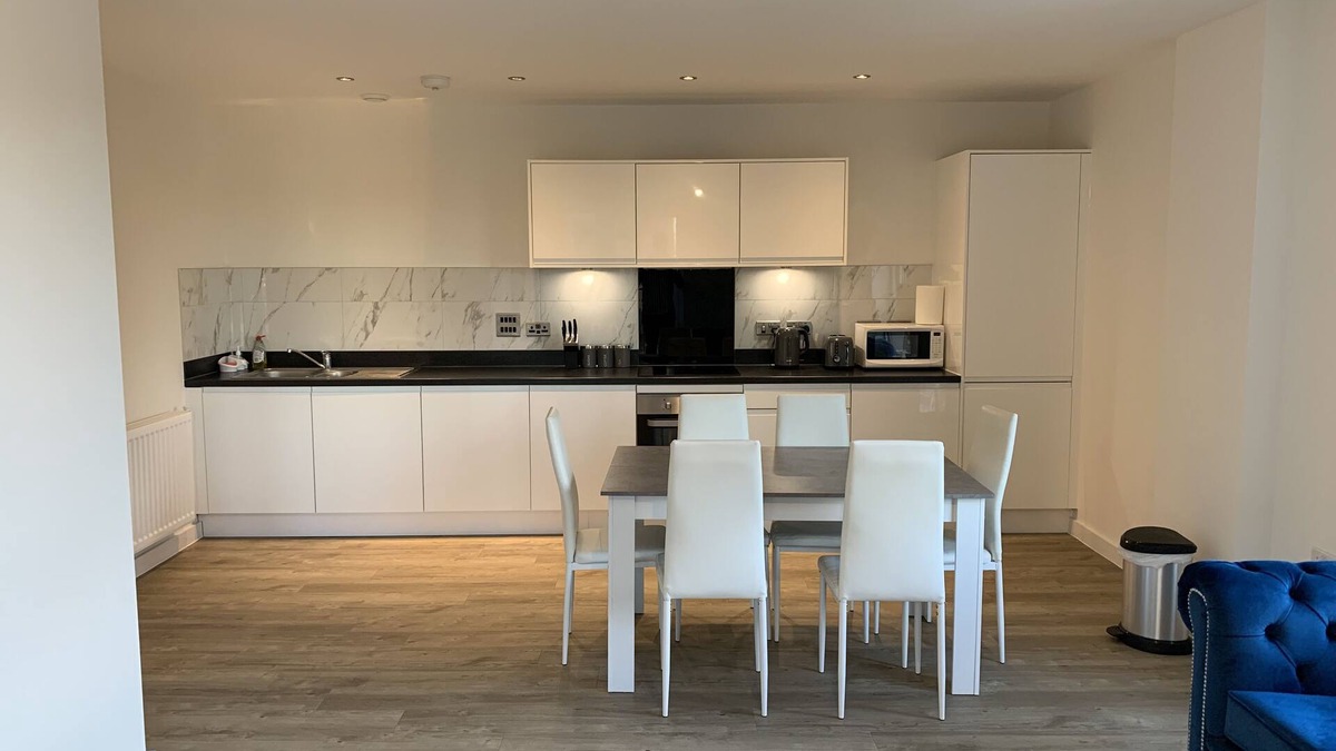 Bowes Apartment | 3 Bedroom Modern Apartment in London