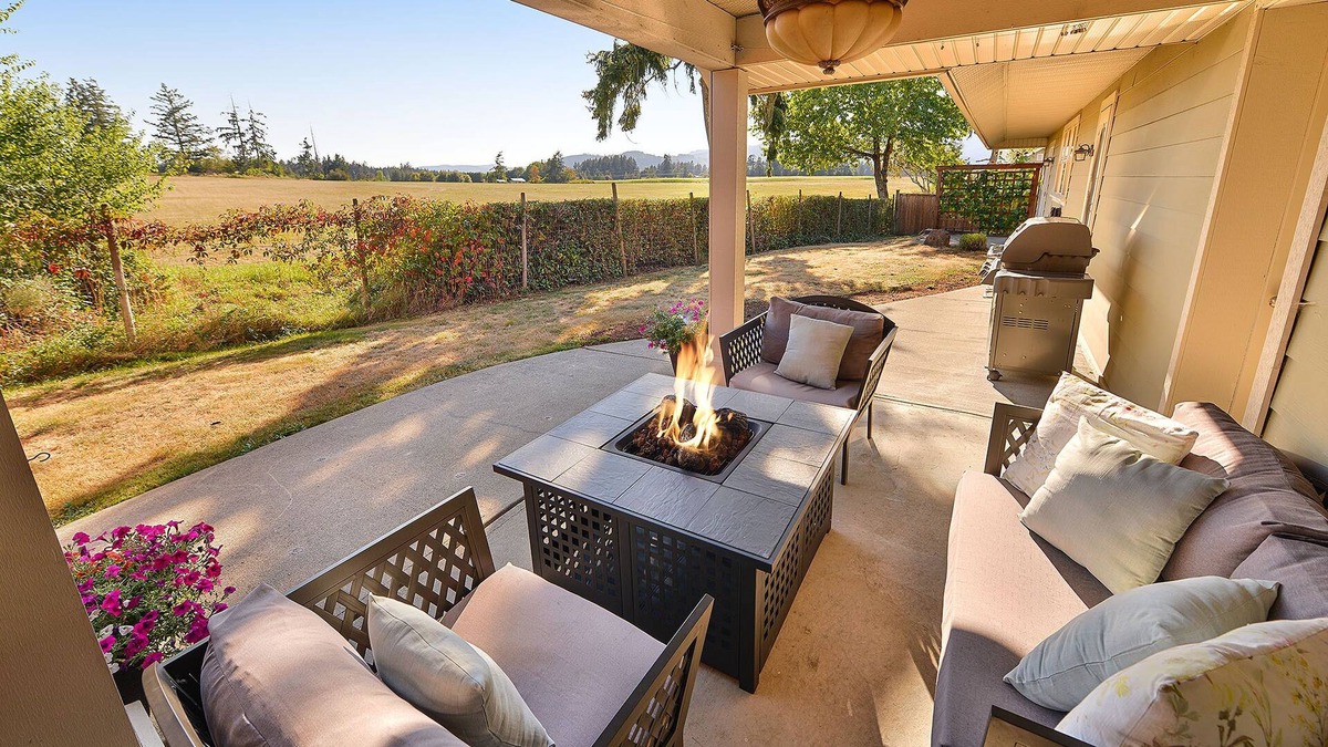 Cowichan Bay House | 3 Bedroom Modern Executive Home in the Seaside Community of Cowichan Bay