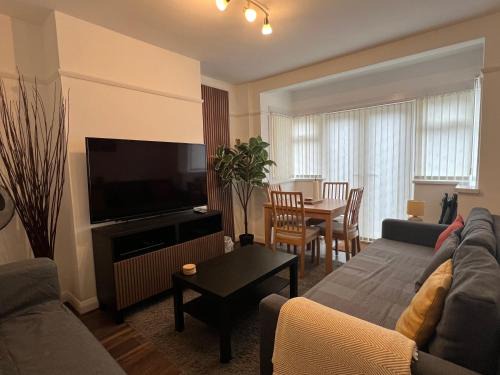 North Finchley House | 3 Bedroom modern house 15 min to tube, shops near by