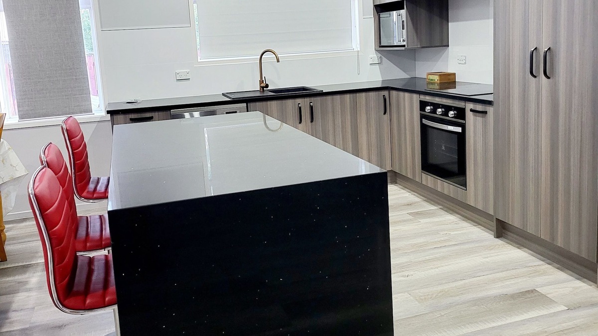 Huntly House | 3 Bedroom modern house + large living area newly renovated, close to a lake.
