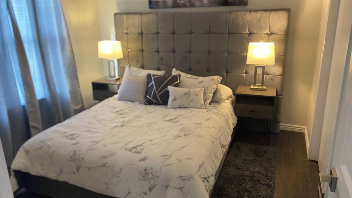 Biggs Field House | 3-bedroom Modern House, recently renovated and upgraded with smart lighting