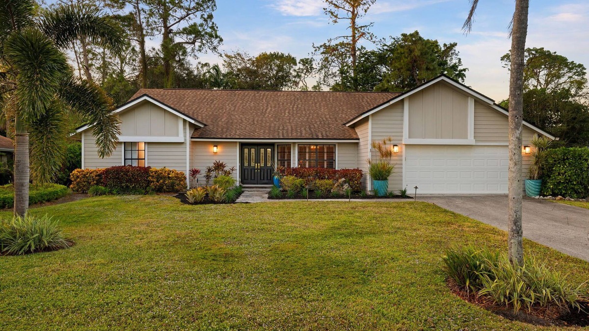 Kings Lake House | 3 bedroom pool homes less than 5 miles to downtown and beaches and pickleball