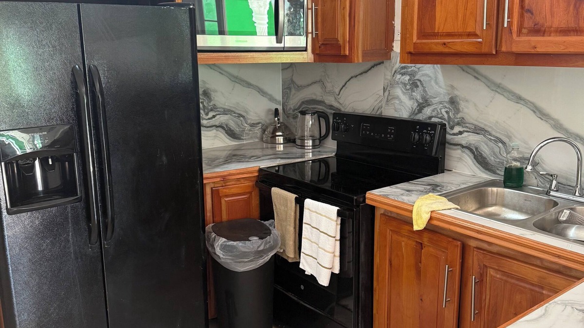 Eastwood Park House | 3-bedroom pool house in Kingston st Andrew Papine with WiFi, AC, kids friendly