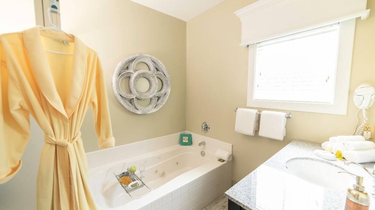 Lackey Resort | 3-bedroom resort in delightful Williamsburg with fitness room, AC, 3 pool.