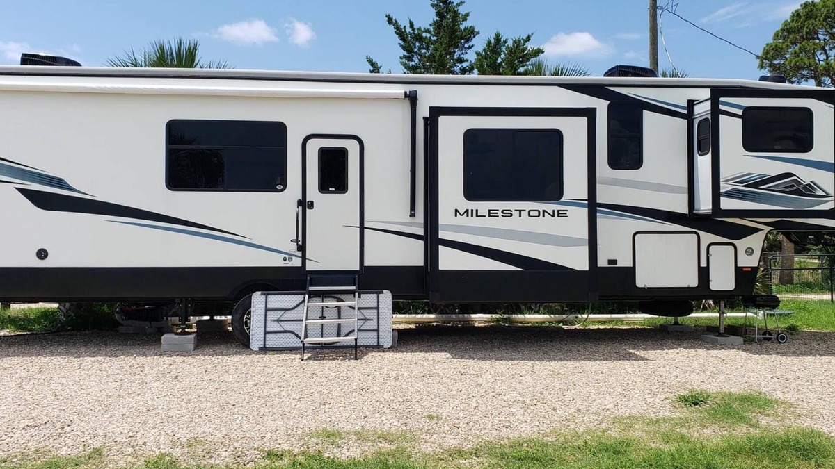 Salem House | 3-bedroom RV in charming Dark Island Perry Fl with AC, WiFi. Enjoy a cozy stay