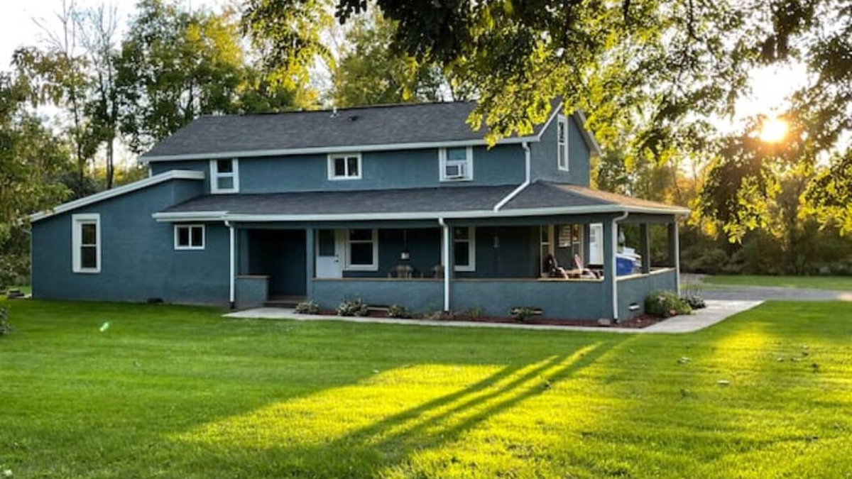 East Palmyra House | 3 Bedroom's with 4 beds, 1/2 wrap around porch, patio, 2 firepits, outdoor bar!