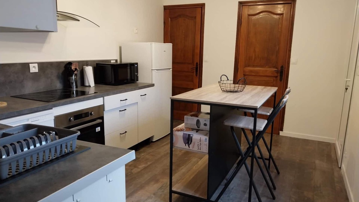 Roye House | 3-bedroom single-storey house with free parking in front of the house
