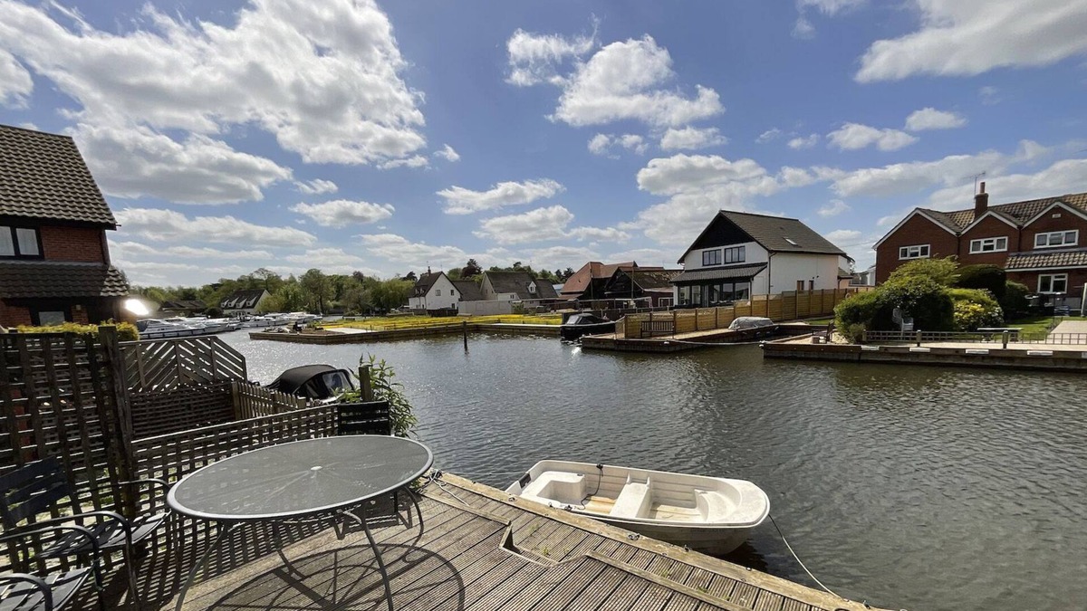 Hoveton Cottage | 3 Bedroom Swan Cottage In Wroxham, Norfolk, Norfolk Broads, England