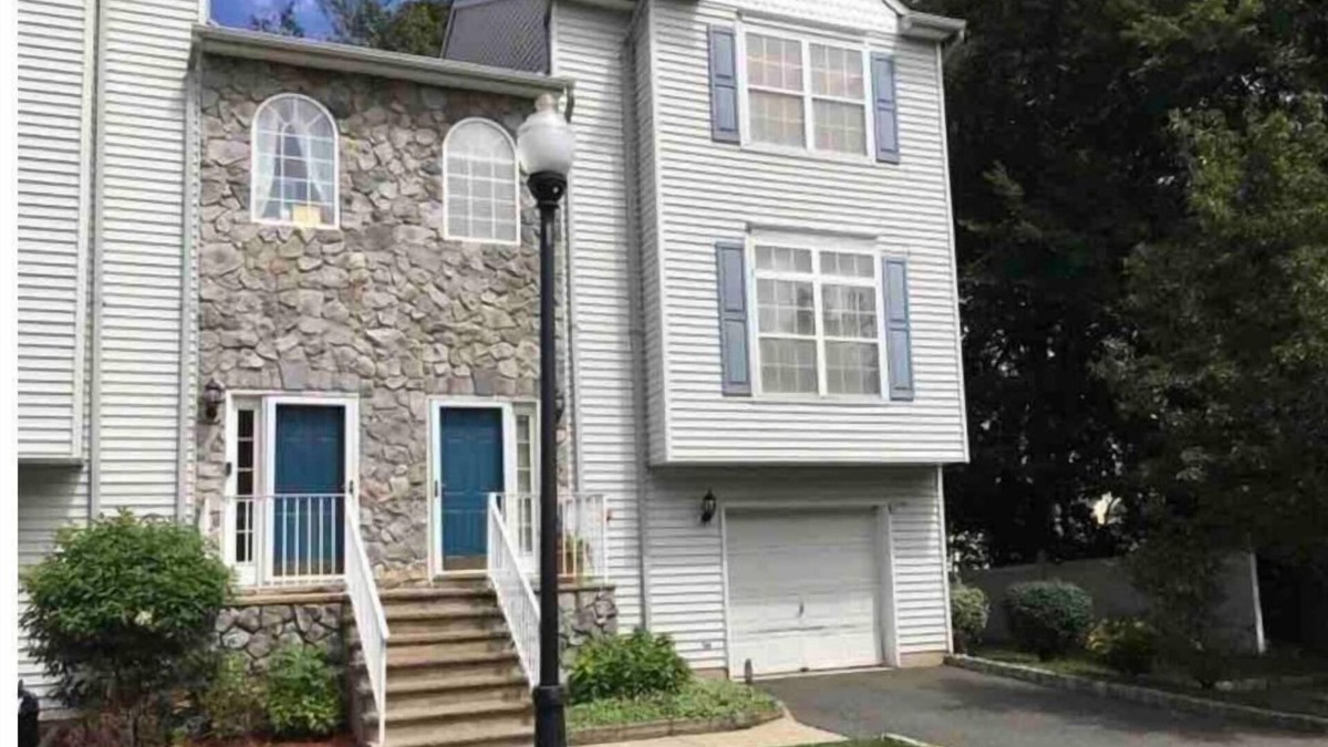 Rahway House | 3 Bedroom Townhouse.