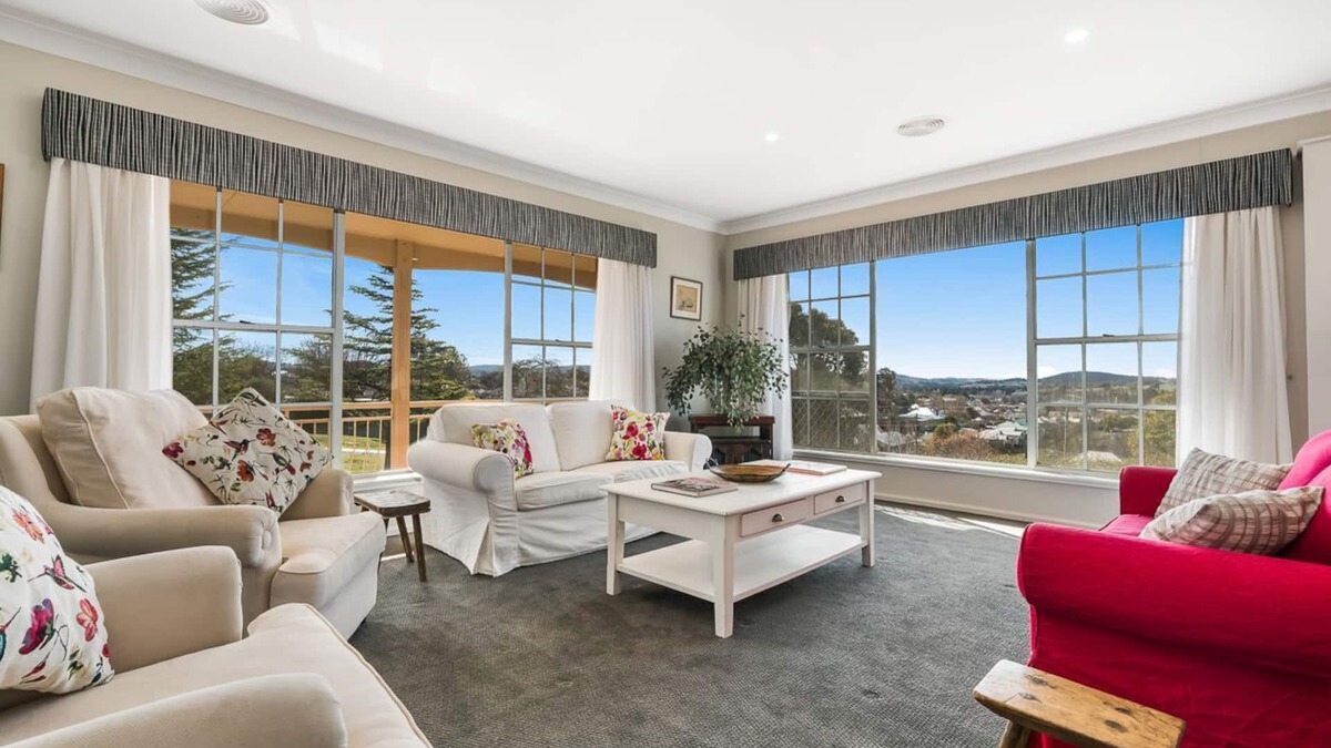 Molong House | 3 bedroom, two bathroom house fully equipped large kitchen, extensive lounge