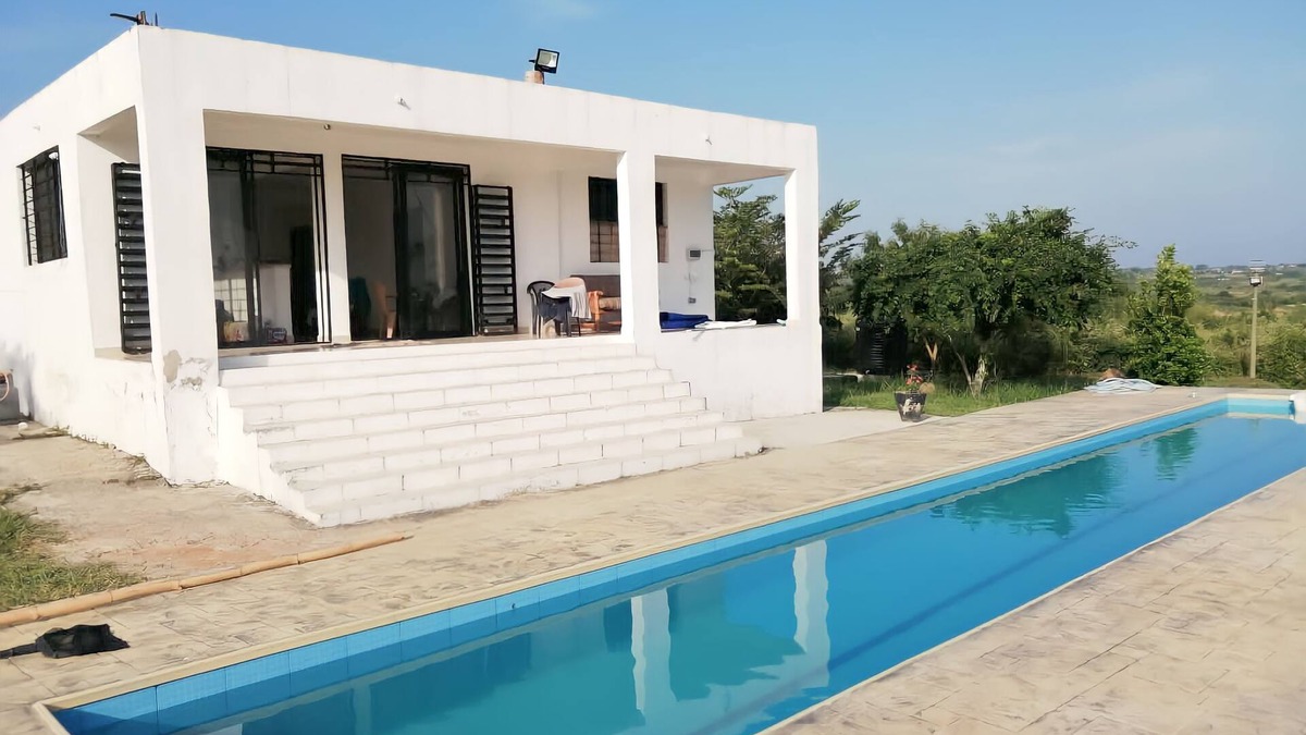 Gomoa House | 3 bedroom vacation home with large pool