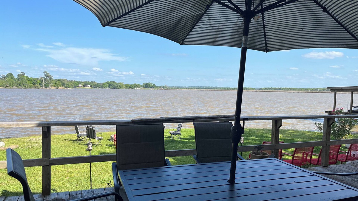 Trinity House | 3-bedroom vacation home, waterfront patio, great fishing, kayaking, swimming