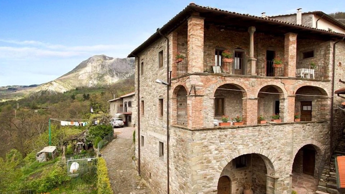 Villa Collemandina Villa | 3 bedroom villa (8 sleeps) with private pool in Garfagnana