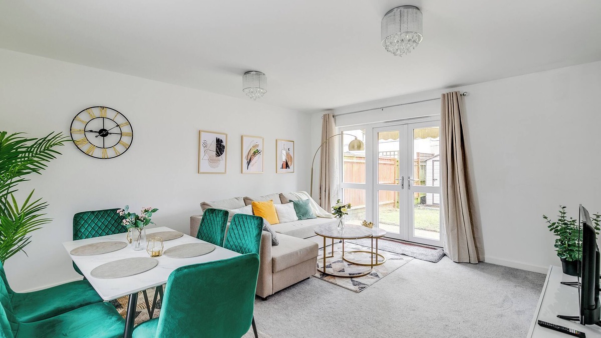 Luton House | 3 bedroom Villa Car parking close to Town centre Airport Birdwatching Walk paths