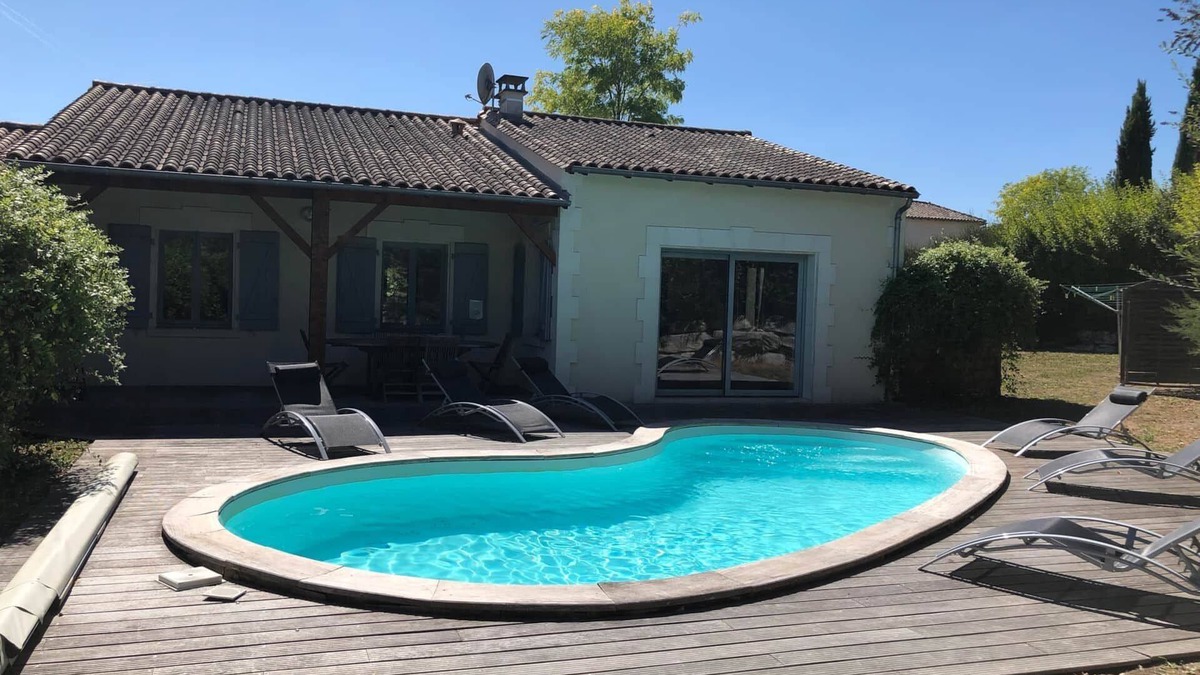 Chalais House | 3 bedroom villa on private domain, heated pool & enclosed garden, airco & WiFi