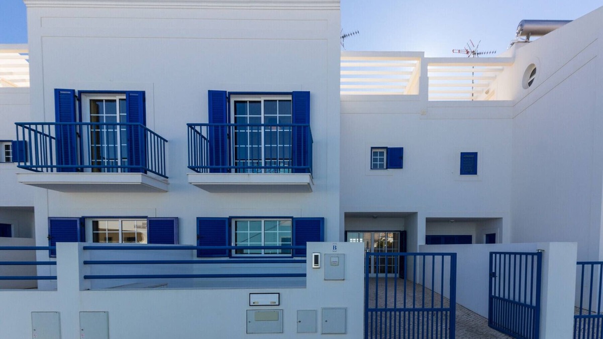 Manta Rota Ski Chalet | 3 bedroom villa on the 1st line of beach and Wi-Fi by AlgarveManta (8V3)