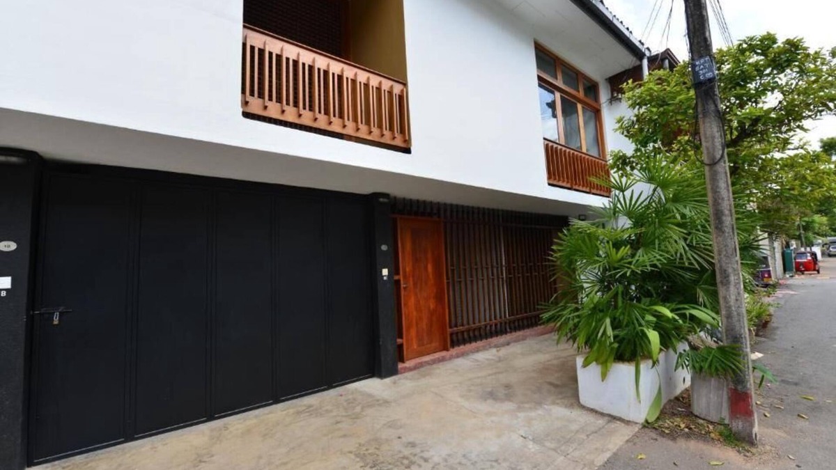 Kollupitiya Villa | 3-Bedroom Villa with Sri Lanka Contemporary Art & Architecture Experiences