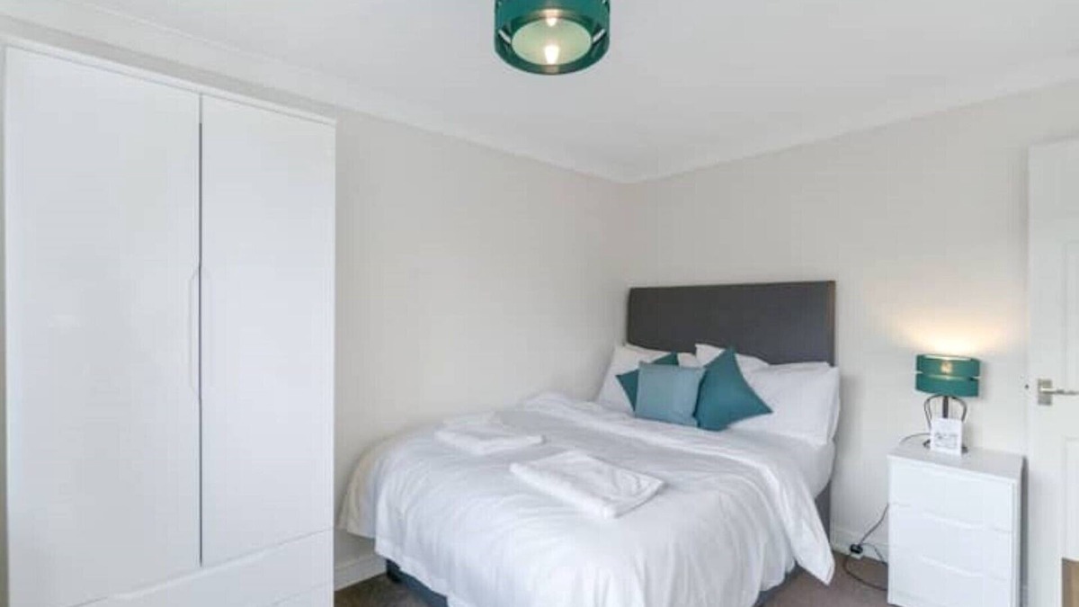 Thrapston House | 3 Bedroom W/Private Free Parking and Large Garden