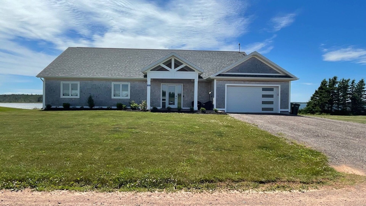 Brackley Beach House | 3 bedroom Waterfront Home | Brackley Bay | Enjoy Autumn in PEI or book 2026 now!