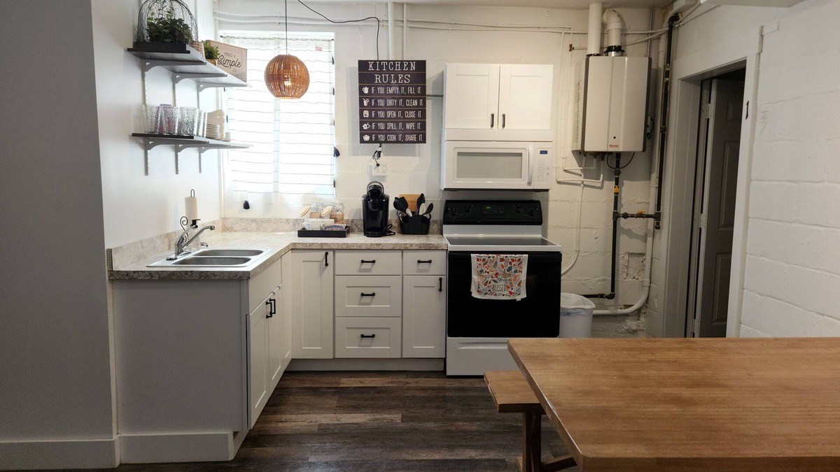 Mount Vernon Apartment | 3 bedroom! Wifi! Huge covered patio! Kitchen! Private parking!