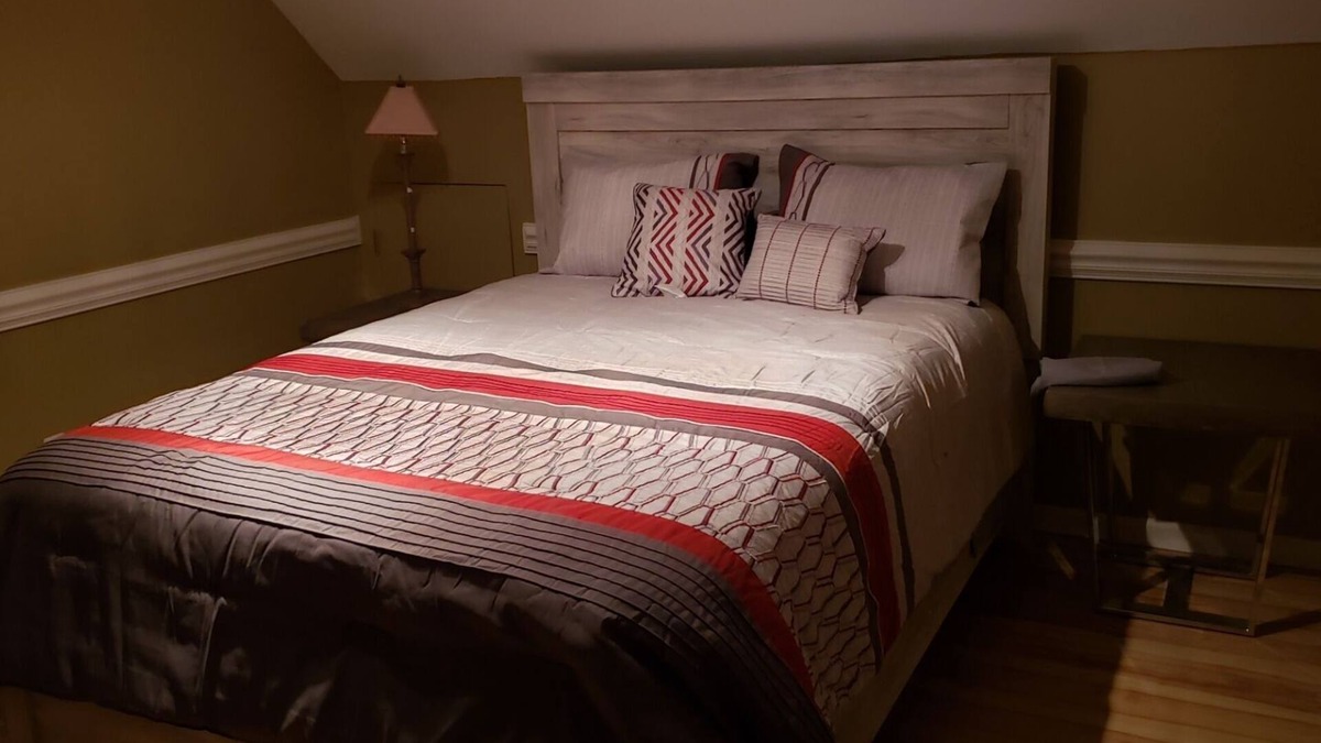 Toddville Road House | 3 bedroom with open loft home Close to Airport