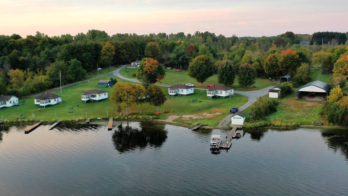 Rideau Lakes Cabin | 3 bedrooms Cozy Cabin on Westport Ontario, Family and pet friendly !