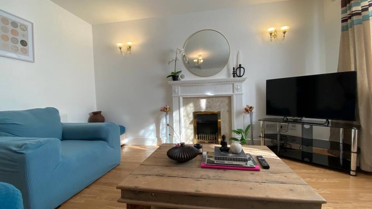 Thamesmead House | 3 bedrooms home, 7min to subway with free parking