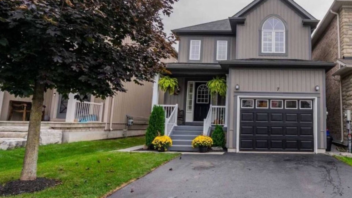Courtice House | 3 bedrooms home peaceful friendly spot perfect for vacation, family visit, work