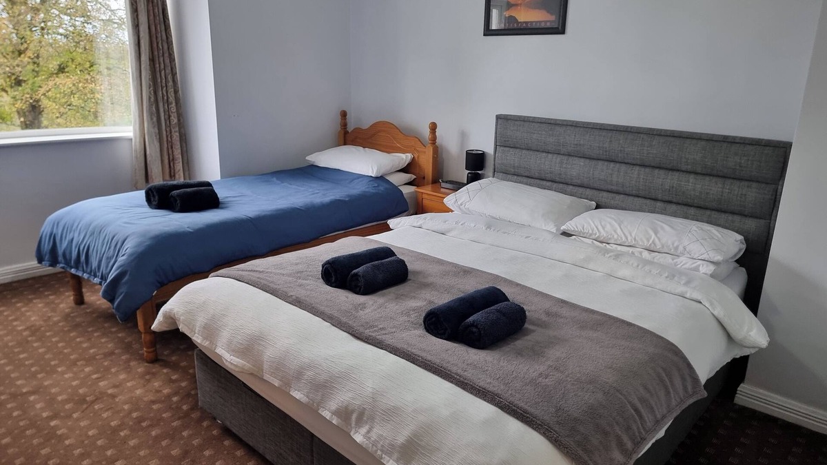 Cortober House | 3 Bedrooms - Sleep 7 - Garden - Private Parking