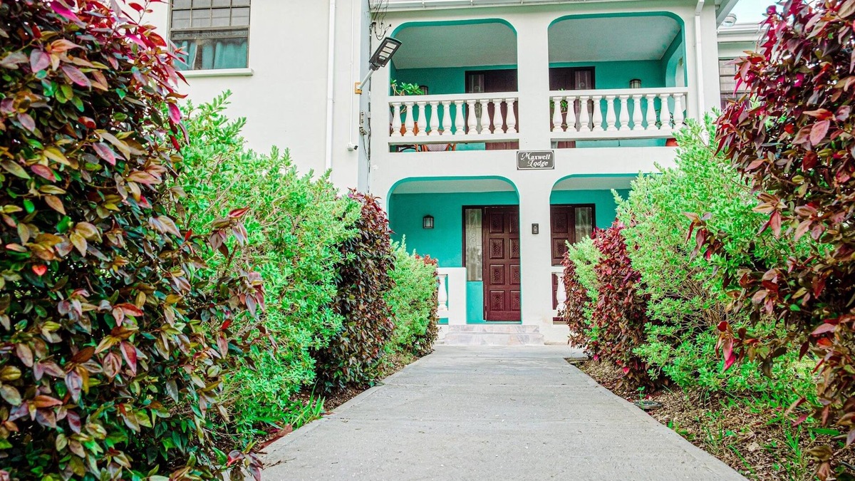 Cane Hill House | 3 Bedrooms in paradise w/fruit trees 3 mins-Oistins!