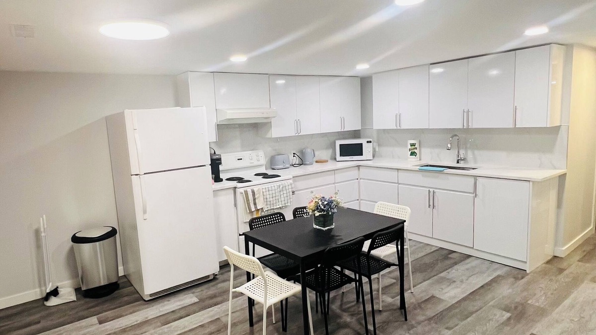 Hastings House | 3 Bedrooms in Vancouver (Close to PNE and Downtown)
